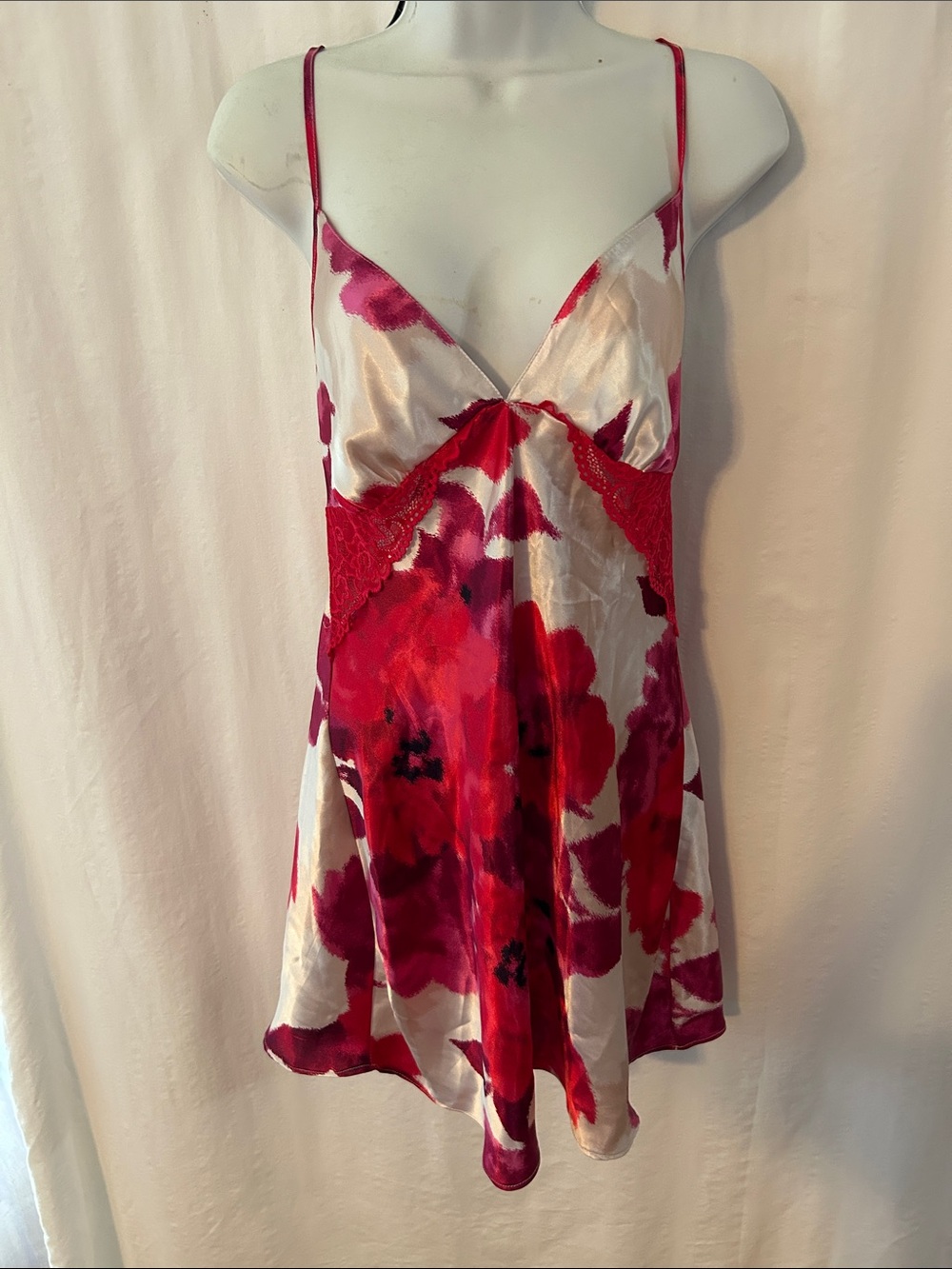 Linea Donatella Satin Floral Chemise in Red and Pink size Medium